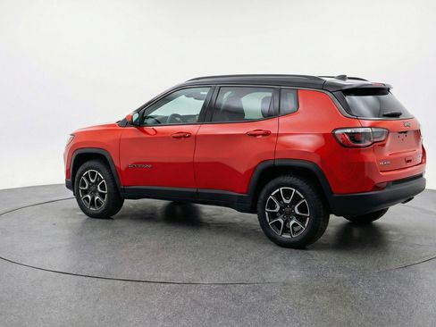 Used 2025 Jeep Compass Trailhawk image 6