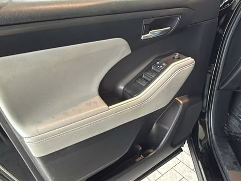 Certified 2021 Toyota Highlander XLE FWD image 18