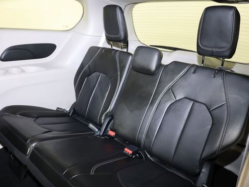 Used 2024 Chrysler Pacifica Touring-L image 11