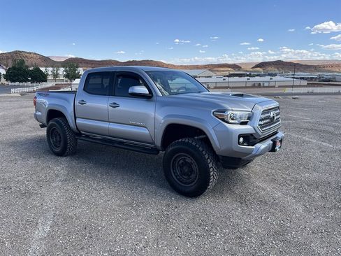 Used 2016 Toyota Tacoma TRD Sport w/ Exterior Package AWD/4WD image 1