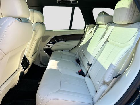 Used 2025 Land Rover Range Rover SE AWD/4WD image 19