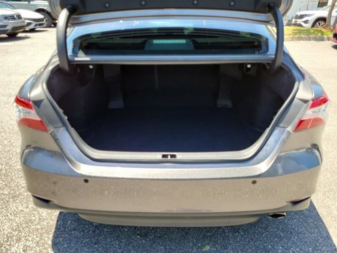 Used 2019 Toyota Camry XLE FWD image 10