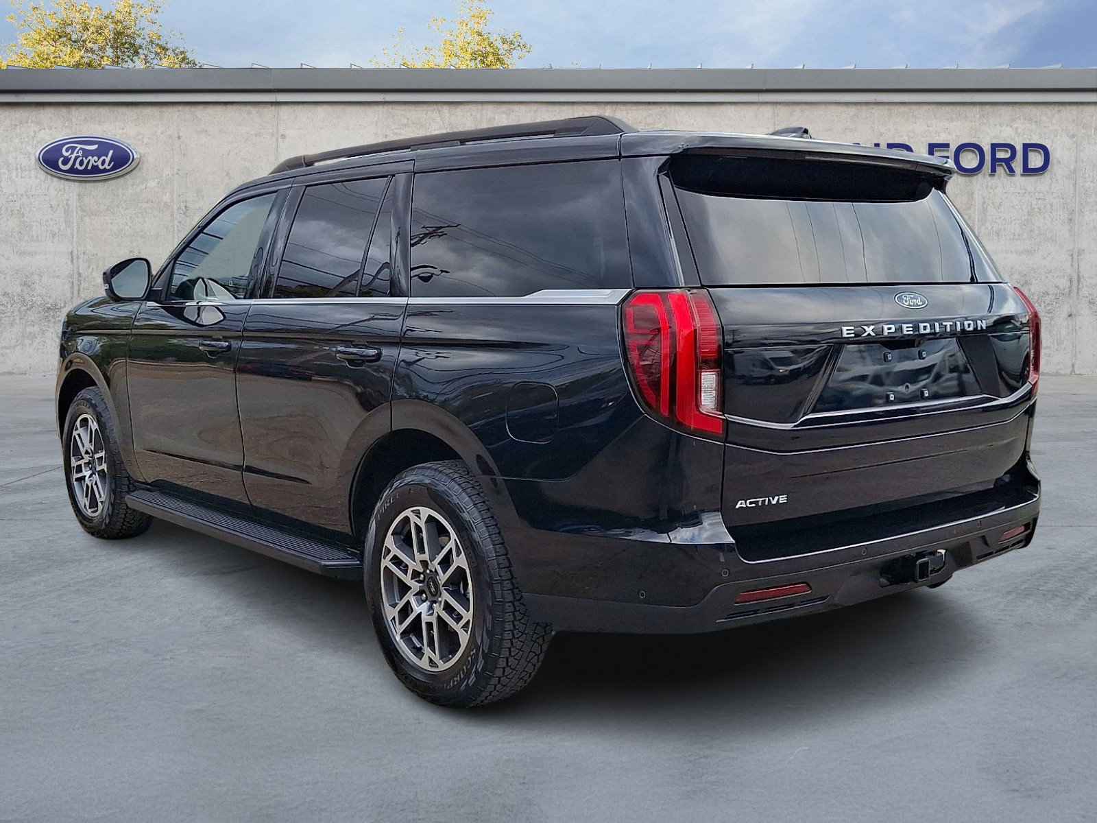 Used 2025 Ford Expedition Active AWD/4WD image 4