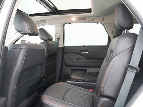 Used 2024 Nissan Pathfinder Platinum AWD/4WD image 23