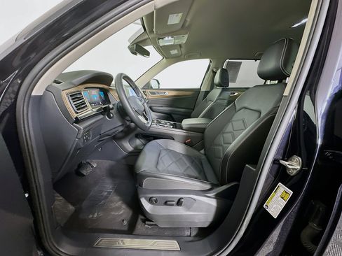 Used 2025 Volkswagen Atlas SE image 13