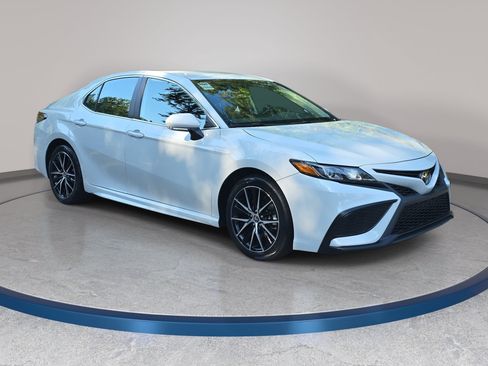 Used 2024 Toyota Camry SE FWD image 3