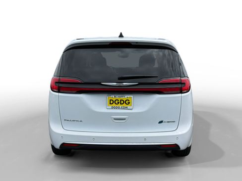 Used 2023 Chrysler Pacifica Touring-L FWD image 4