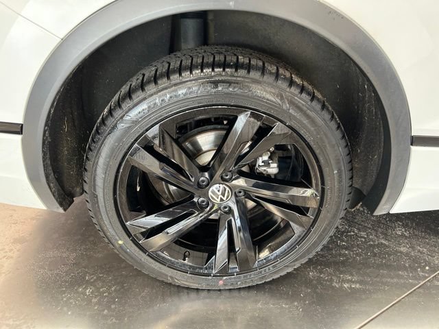 Used 2023 Volkswagen Tiguan SE R-Line AWD/4WD image 9