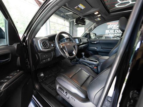 Used 2023 Toyota Tacoma TRD Sport w/ TRD Premium Sport Package AWD/4WD image 8