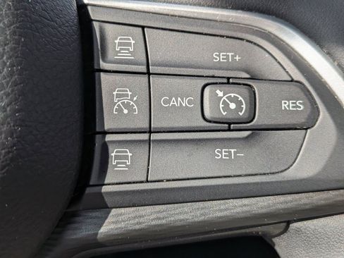 Used 2023 Jeep Grand Cherokee L Laredo image 16