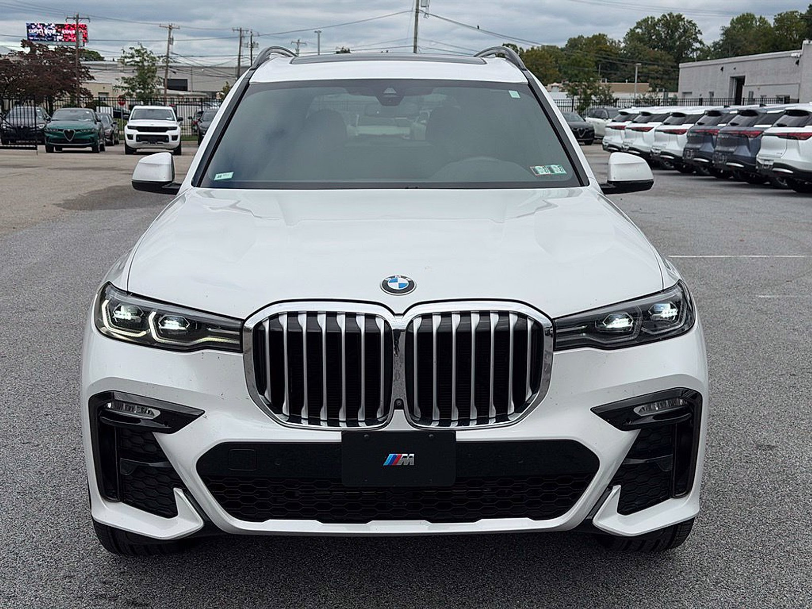 Used 2021 BMW X7 xDrive40i w/ M Sport Package AWD/4WD image 2