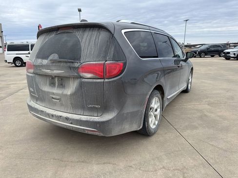Used 2020 Chrysler Pacifica Limited image 5