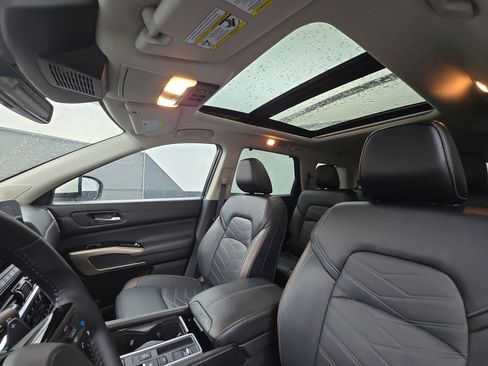Used 2023 Nissan Pathfinder Platinum FWD image 19