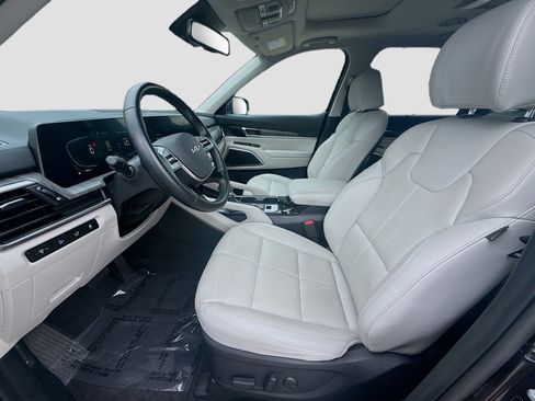Used 2025 Kia Telluride EX w/ EX Captain's Chair Package FWD image 19