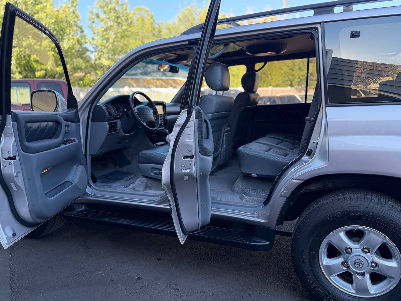 Used 1999 Toyota Land Cruiser w/ Leather Trim Pkg AWD/4WD image 28