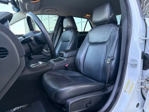 Used 2020 Chrysler 300 Touring w/ Sport Appearance Package RWD image 9