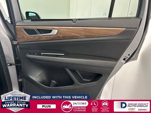 Used 2025 Volkswagen Atlas SE AWD/4WD image 24