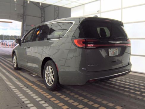 Used 2023 Chrysler Pacifica Touring-L FWD image 6