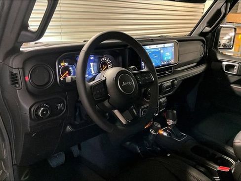 Used 2025 Jeep Wrangler Unlimited Rubicon AWD/4WD image 24