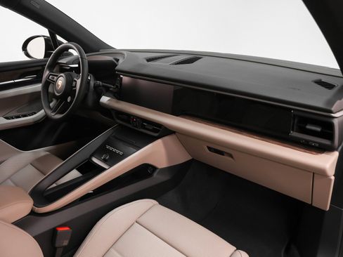 New 2026 Porsche Macan 4 Electric image 24