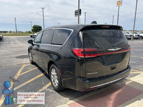 Used 2024 Chrysler Pacifica Touring-L FWD image 3