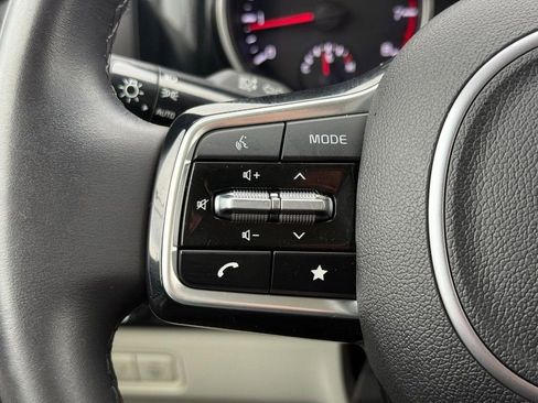 Used 2024 Kia Carnival EX image 15