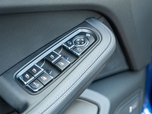 Certified 2023 Porsche Macan Turbo image 17