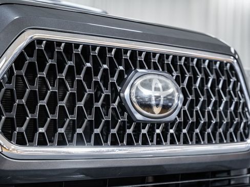 Used 2019 Toyota Tacoma TRD Sport image 6