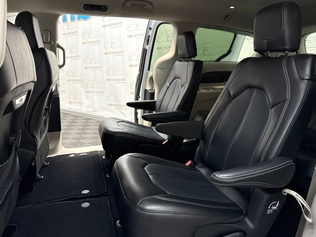 Used 2024 Chrysler Pacifica Touring-L FWD image 31