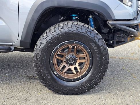 Used 2021 Toyota Tacoma TRD Off-Road AWD/4WD image 10