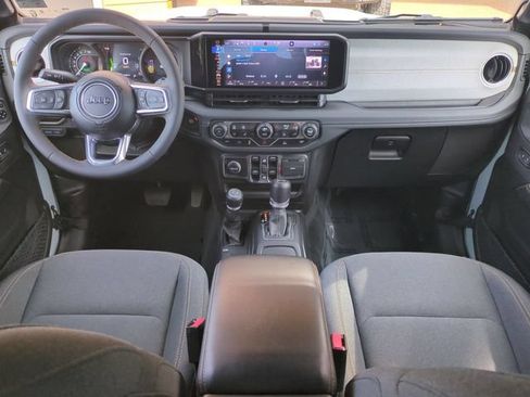 Used 2024 Jeep Wrangler Unlimited Sahara w/ Technology Group AWD/4WD image 15