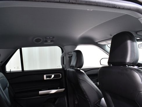Used 2022 Ford Explorer XLT w/ Equipment Group 202A image 18