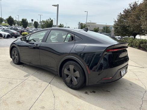 Used 2025 Toyota Prius LE FWD image 7