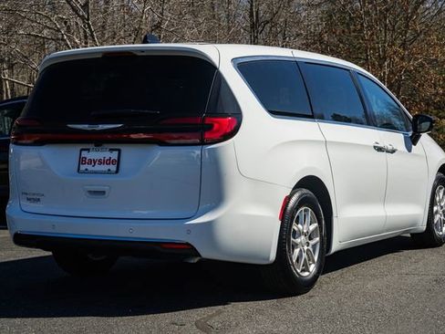 New 2026 Chrysler Pacifica Select image 6