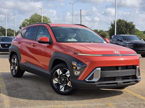 Used 2025 Hyundai Kona SEL FWD image 2
