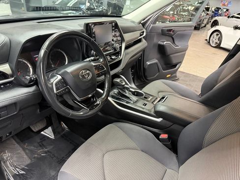 Used 2020 Toyota Highlander LE FWD image 31