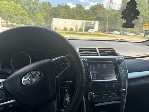 Used 2015 Toyota Camry SE w/ Moonroof Package FWD image 3
