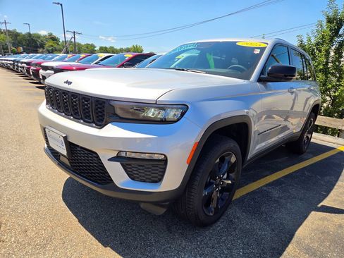 Used 2025 Jeep Grand Cherokee Limited w/ Black Appearance Package AWD/4WD image 3
