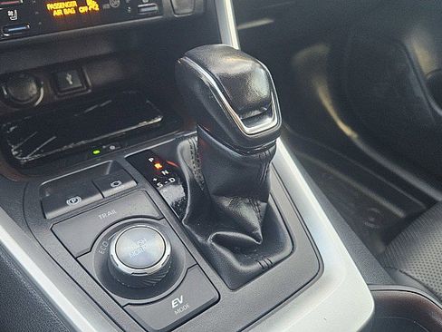 Used 2020 Toyota RAV4 Limited image 14