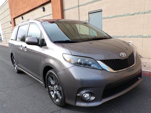 Used 2015 Toyota Sienna SE image 1
