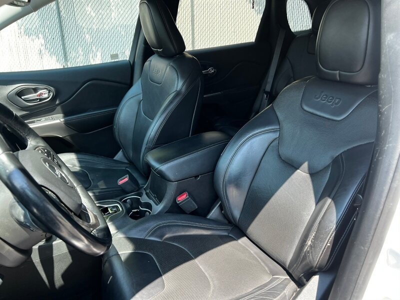 Used 2019 Jeep Cherokee Limited w/ Luxury Group AWD/4WD image 17