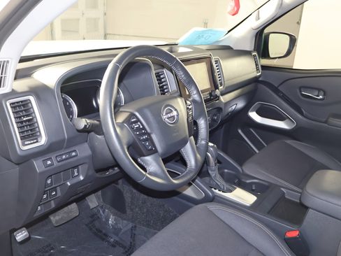 Used 2022 Nissan Frontier SV image 2