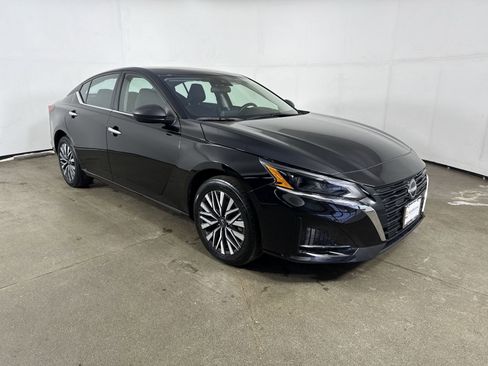 Certified 2024 Nissan Altima 2.5 SV image 3