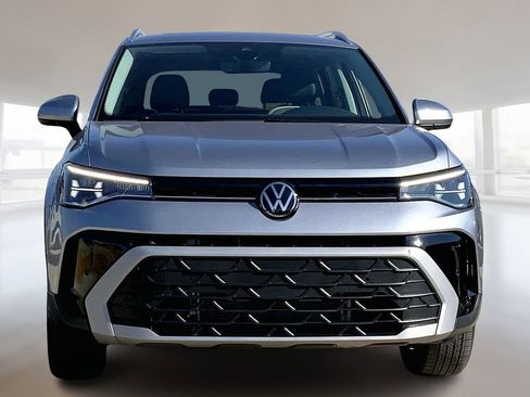 Certified 2025 Volkswagen Taos SE image 3