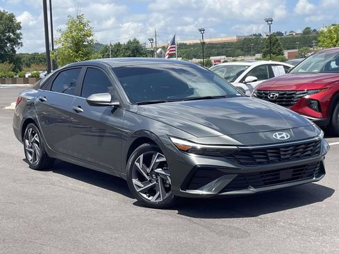 Used 2025 Hyundai Elantra SEL FWD image 1
