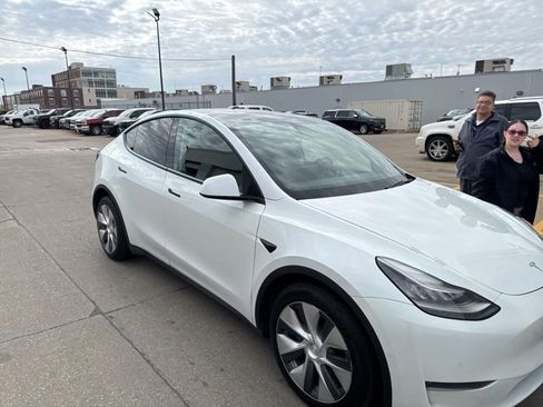 Used 2020 Tesla Model Y Long Range AWD/4WD image 1