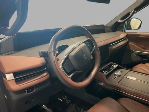 Used 2025 Lincoln Navigator Reserve image 14