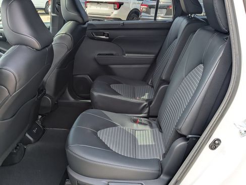 Used 2026 Toyota Highlander XSE AWD/4WD image 11