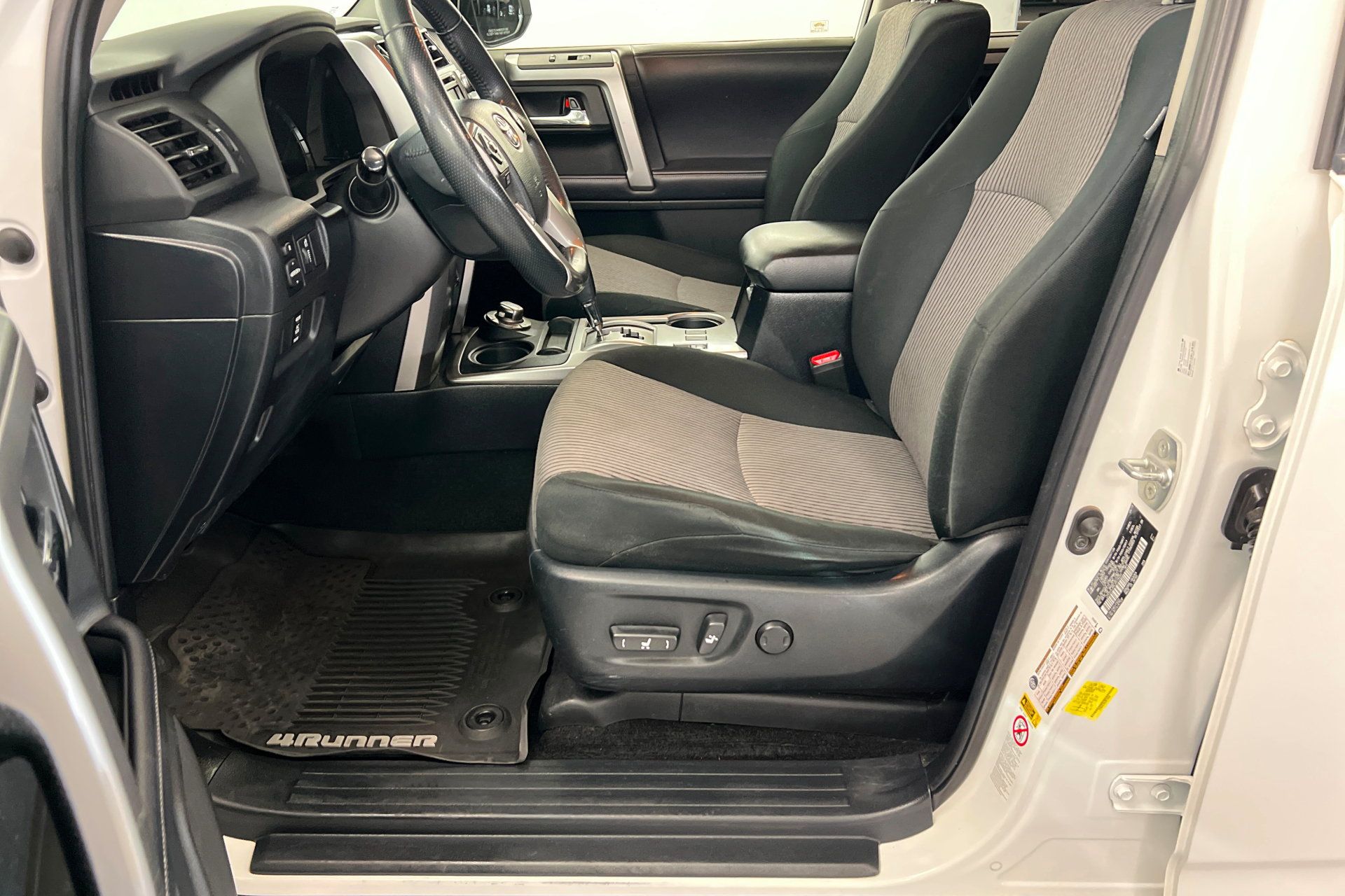 Used 2018 Toyota 4Runner SR5 AWD/4WD image 18