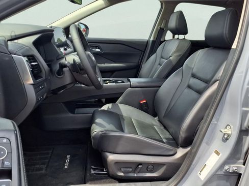 Used 2025 Nissan Rogue SL w/ Tech Package FWD image 10